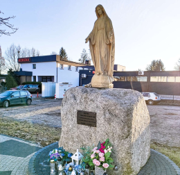 Figura Matki Bożej. 2001 r. Odbudowna po zniszczonej podczas II Wojny Światowej. Mosina. powiat poznański, woj.wielkopolskie.