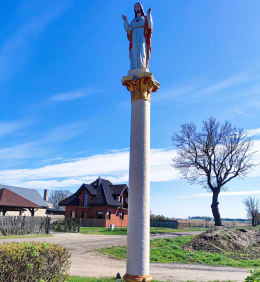 Przydrożna kapliczka kolumnowa z figurą Jezusa. Otusz, gmina Buk. Powiat poznański, woj. wielkopolskie.