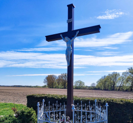 Krzyż drewniany stojący przy ulicy Otuska. Otusz, gmina Buk. Powiat poznański, woj. wielkopolskie.