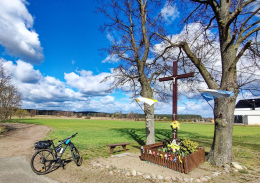 Przydrożny krzyż drewniany. Pawłowice, gmina Rokietnica. Powiat poznański, woj. wielkopolskie.