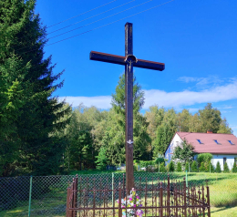 Krzyż drewniany stojący na rozstaju dróg. Podlesie, gmina Oborniki. powiat poznański.