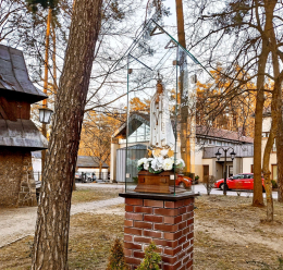 Kapliczka oszklona z figurą Matki Bożej. Puszczykowo. Powiat poznański, woj. wielkopolskie.