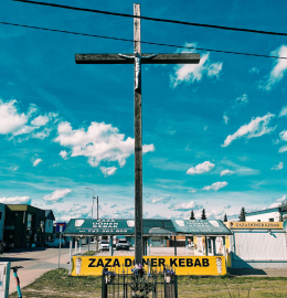 Krzyż drewniany 2014 r. w miejscu krzyża z 1987 r. Skórzewo, gmina Dopiewo. Powiat poznański, woj. wielkopolskie.