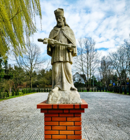 Figura Św. Jana Nepomucena obok biura parafii pw. Św. Marcina i Św. Wincentego Męczennika. Skórzewo, gmina Dopiewo. Powiat poznański, woj. wielkopolskie.