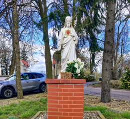 Figura Jezusa obok sanktuarium pw. Narodzenia Najświętszej Maryi Panny. Sobota, gmina Rokietnica. Powiat poznański, woj. wielkopolskie.