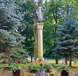 Figura Matki Bożej na kolumnie, 1998 r. Sowiniec, gmina Mosina. powiat poznański.