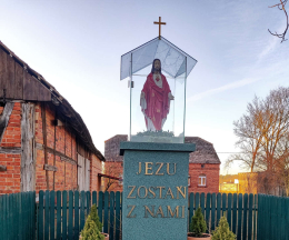 Fragment przydrożnej kapliczki z figurą Jezusa. Sowinki, gmina Mosina. Powiat poznański, woj. wielkopolskie.