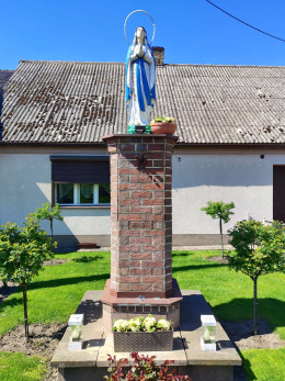 Kapliczka kolumnowa z figurą Matki Bożej przy ulicy Bukowskiej. Szewce, gmina Buk. Powiat poznański, woj. wielkopolskie.