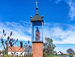 Przydrożna kapliczka kolumnowa z figurą Św. Mikołaja. Szewce, gmina Buk. Powiat poznański, woj. wielkopolskie.