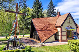 Krzyż drewniany obok kościoła św. Jadwigi. Szewce, gmina Buk. Powiat poznański, woj. wielkopolskie.