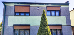 Kapliczka wnękowa z figurą Matki Bożej Szewce, gmina Buk. Powiat poznański, woj. wielkopolskie.