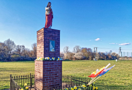 Kapliczka przydrożna murowana z figurą Jezusa. Trzcielin, gmina Dopiewo. Powiat poznański, woj. wielkopolskie.