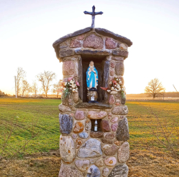 Fragment kapliczka przydrożnej z figurą Matki Bożej. Wielkawieś, gmina Stęszew. powiat poznański, woj.wielkopolskie.