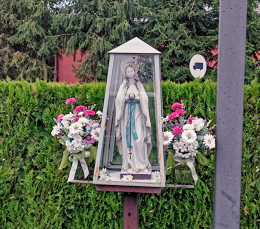 Kapliczka z figurką Matki Boskiej. Wiórek, gmina Mosina. powiat poznański.