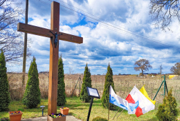 Krzyż drewniany 2018 r. w miejscu krzyża z 1900 r. Żydowo, gmina Rokietnica. Powiat poznański, woj. wielkopolskie.