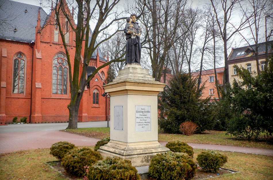 Figura św. Stanisława Kostki przy kościele pw. Chrystusa Króla i Zwiastowania NMP. Rawicz, powiat rawicki.
