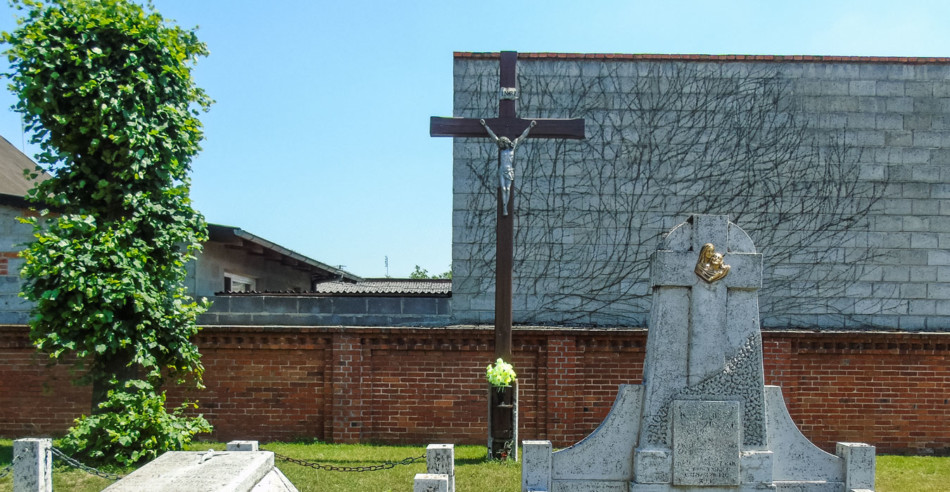 Krzyż wotywny na starym cmentarzu przykościelnym. Słupia Kapitulna, gmina Rawicz, powiat rawicki.