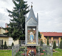Kapliczka oszklona z figurą Matki Bożej. Bojanowo, powiat rawicki, woj. wielkopolskie.