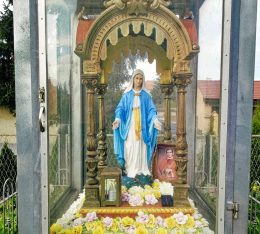 Fragment przydrożnej kapliczki z figurą Matki Bożej. Bojanowo, powiat rawicki, woj. wielkopolskie.