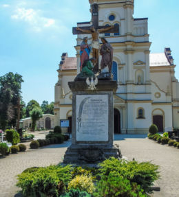 Męka Pańska na cmentarzu parafialnym, pomnik ofiar wojen. Golejewko, gmina Pakosław, powiat rawicki.