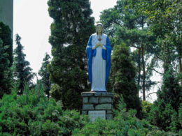 Figura Matki Boskiej w ogrodzie klasztornym. Karolinki, gmina Miejska Górka, powiat rawicki.