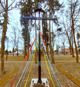 Przydrożny krzyż metalowy. Ciążeń, gmina Lądek. Powiat słupecki, woj. wielkopolskie.