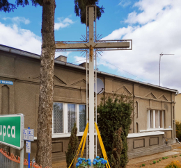 Krzyż metalowy, na rogu Słupeckej i Wolności. Ciążeń, gmina Lądek. Powiat słupecki, woj. wielkopolskie.