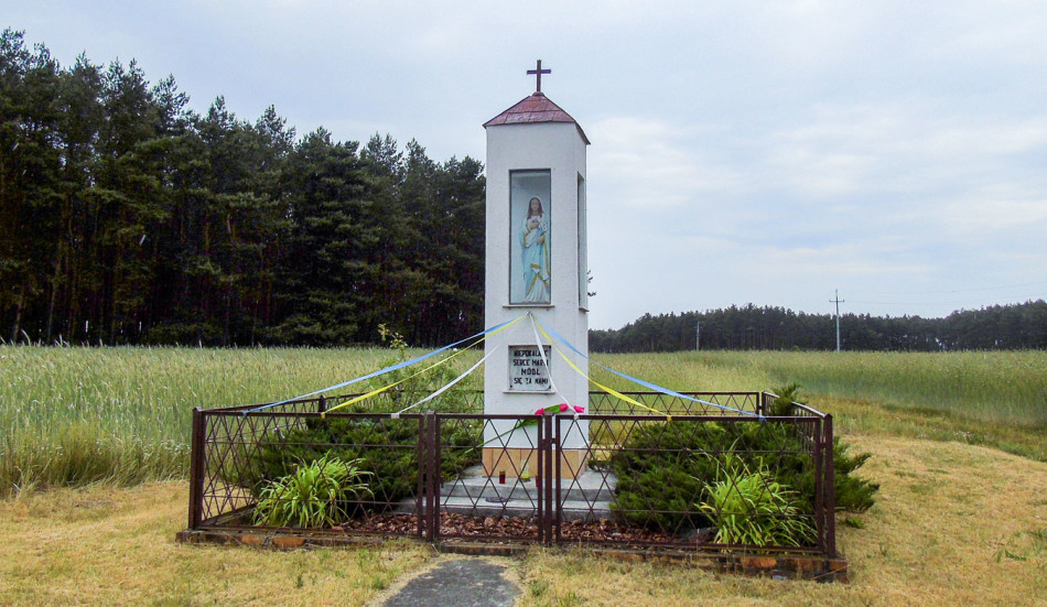 Kapliczka Matki Boskiej przy drodze do Czarnotek. Lubonieczek, gmina Zaniemyśl, powiat średzki.