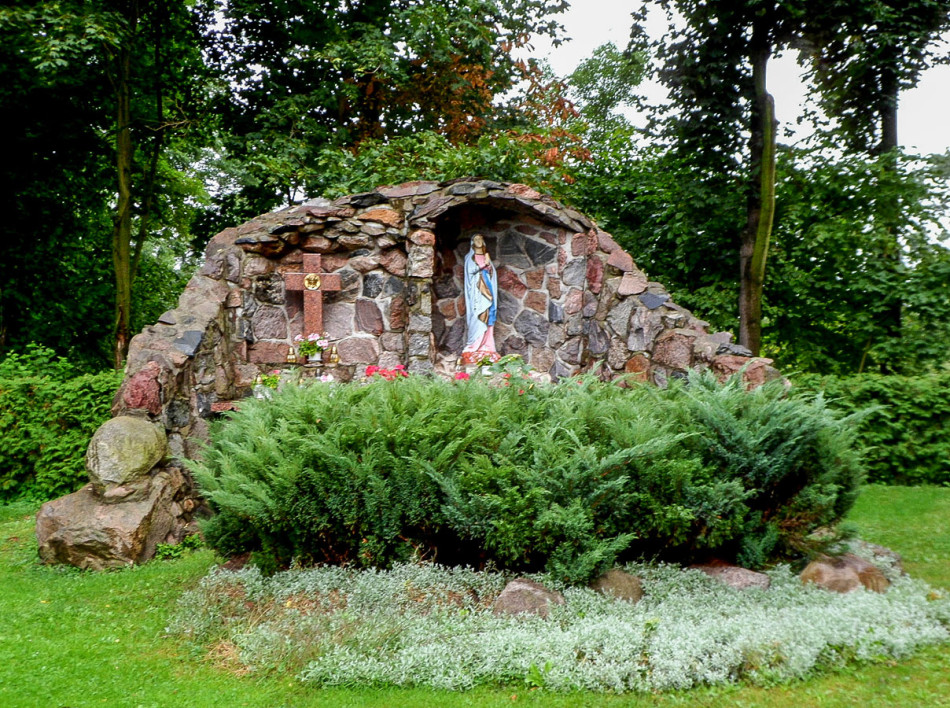 Grota Matki Boskiej, zniszczona w czasie okupacji odbudowana w 2002 r. Nowe Miasto nad Wartą, powiat średzki.