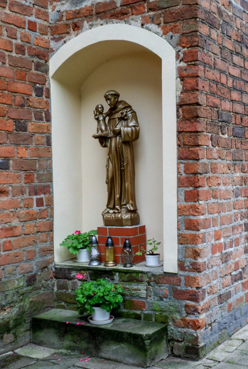 Kapliczka św. Antoniego przy kościele Świętej Trójcy. Nowe Miasto nad Wartą, powiat średzki.