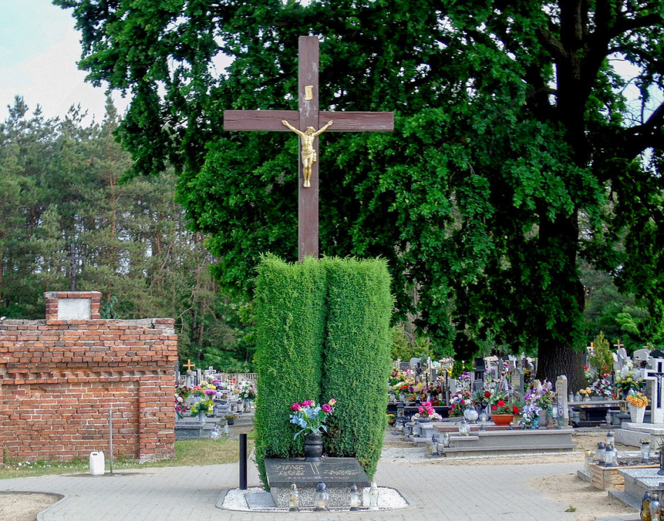 Drewniany krzyż na cmentarzu parafialnym. Solec Wielkopolski, gmina Krzykosy, powiat średzki.