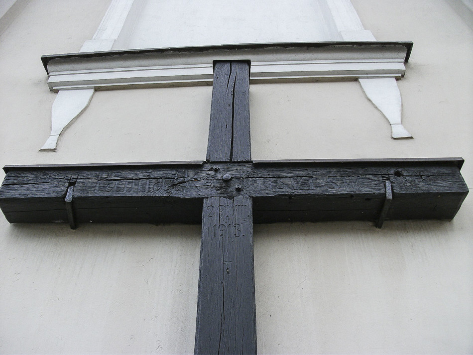 Krzyż misyjny z 1913 r. na ścianie kościoła św. Michała. Winna Góra, gmina Środa Wielkopolska, powiat średzki.