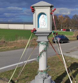 Przydrożna kapliczka słupowa. Żabikowo, gmina Środa Wielkopolska. Powiat Średzki, woj. wielkopolskie.