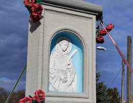 Fragment przydrożnej kapliczki słupowej. Żabikowo, gmina Środa Wielkopolska. Powiat Średzki, woj. wielkopolskie.