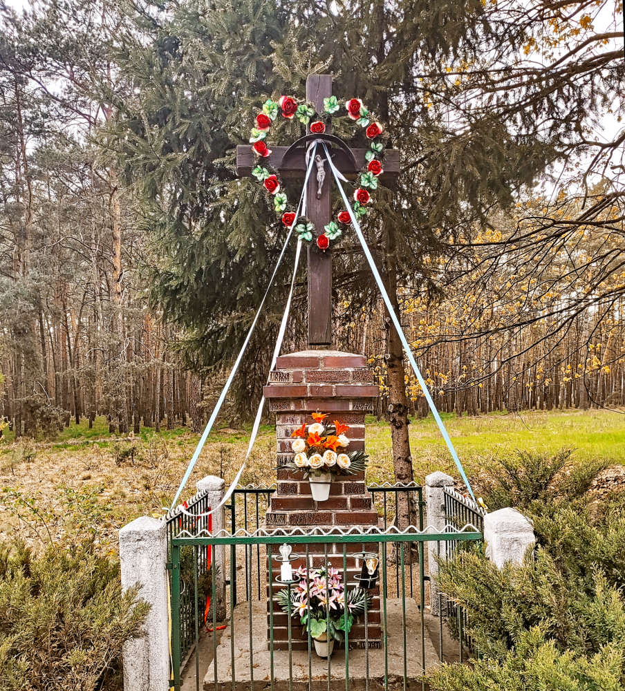 Krzyż drewniany stojący na skrzyżowaniu dróg. Młodzikowo, gmina Krzykosy, powiat Średzki, woj. wielkopolskie.