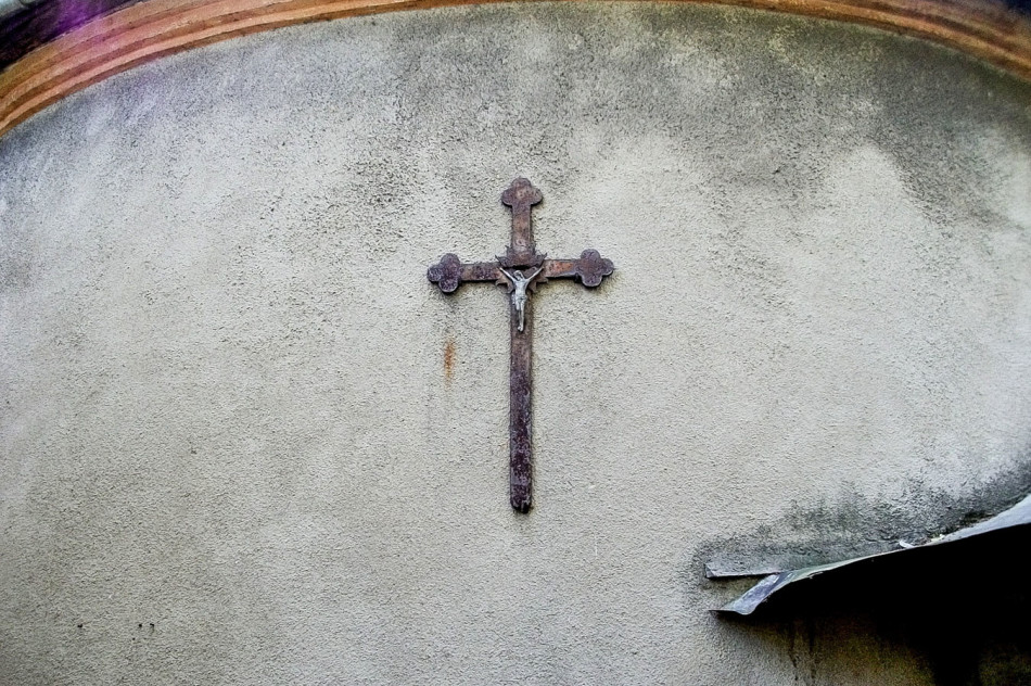 Krzyż pasyjny na ścianie kaplicy ufundowanej przez gen. Józefa Wybickiego. Manieczki, gmina Brodnica, powiat śremski.