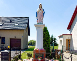 Figura Matki Bożej na kolumnie, 1945 r. Binkowo, gmina Śrem, powiat Śremski, woj. wielkopolskie.