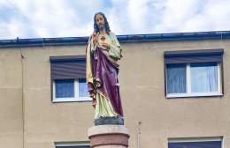 Figura Jezusa na szczycie przydrożnej kapliczki kolumnowej. Błociszewo, gmina Śrem, powiat Śremski, woj. wielkopolskie.