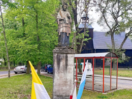 Kapliczka przydrożna z figurą Świętego Jana Nepomucena. Błociszewo, gmina Śrem, powiat Śremski, woj. wielkopolskie.