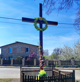 Przydrożny krzyż drewniany. Bodzyniewo, gmina Śrem. Powiat Śremski, woj. wielkopolskie.
