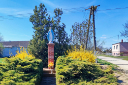 Przydrożna kapliczka kolumnowa z figurą Matki Bożej. Bystrzek, gmina Śrem. Powiat Śremski, woj. wielkopolskie.