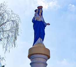 Figura Matki Bożej na szczycie kapliczki kolumnowej. Chrząstowo, gmina Książ Wielkopolski. Powiat Śremski, woj. wielkopolskie.