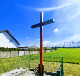 Krzyż drewniany przy DW 436. Chrząstowo, gmina Książ Wielkopolski. Powiat Śremski, woj. wielkopolskie.