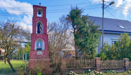 Kapliczka z figurkami Matki Bożej, 1871 r. Dąbrowa, gmina Śrem. Powiat Śremski, woj. wielkopolskie.