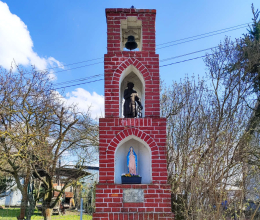 Kapliczka z figurkami Matki Bożej, 1871 r. Dąbrowa, gmina Śrem. Powiat Śremski, woj. wielkopolskie.