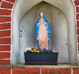 Figura Matki Bożej w przydrożnej kapliczce kolumnowej Dąbrowa, gmina Śrem. Powiat Śremski, woj. wielkopolskie.