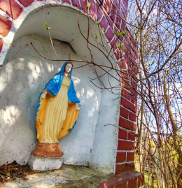 Figura Matki Bożej w kapliczce przydrożnej. Dąbrowa, gmina Śrem. Powiat Śremski, woj. wielkopolskie.