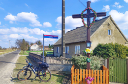 Krzyż drewniany, skrzyżowanie Jarzębinowej i Krótkiej. Dąbrowa, gmina Śrem. Powiat Śremski, woj. wielkopolskie.