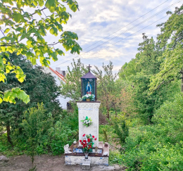 Kapliczka oszklona na murowanym postumencie. Gaj, gmina Śrem, powiat Śremski, woj. wielkopolskie.