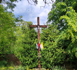 Krzyż drewniany stojący obok Leśniczówki Ostrowieczno. Kadzyń, gmina Dolsk, powiat Śremski, woj. wielkopolskie.